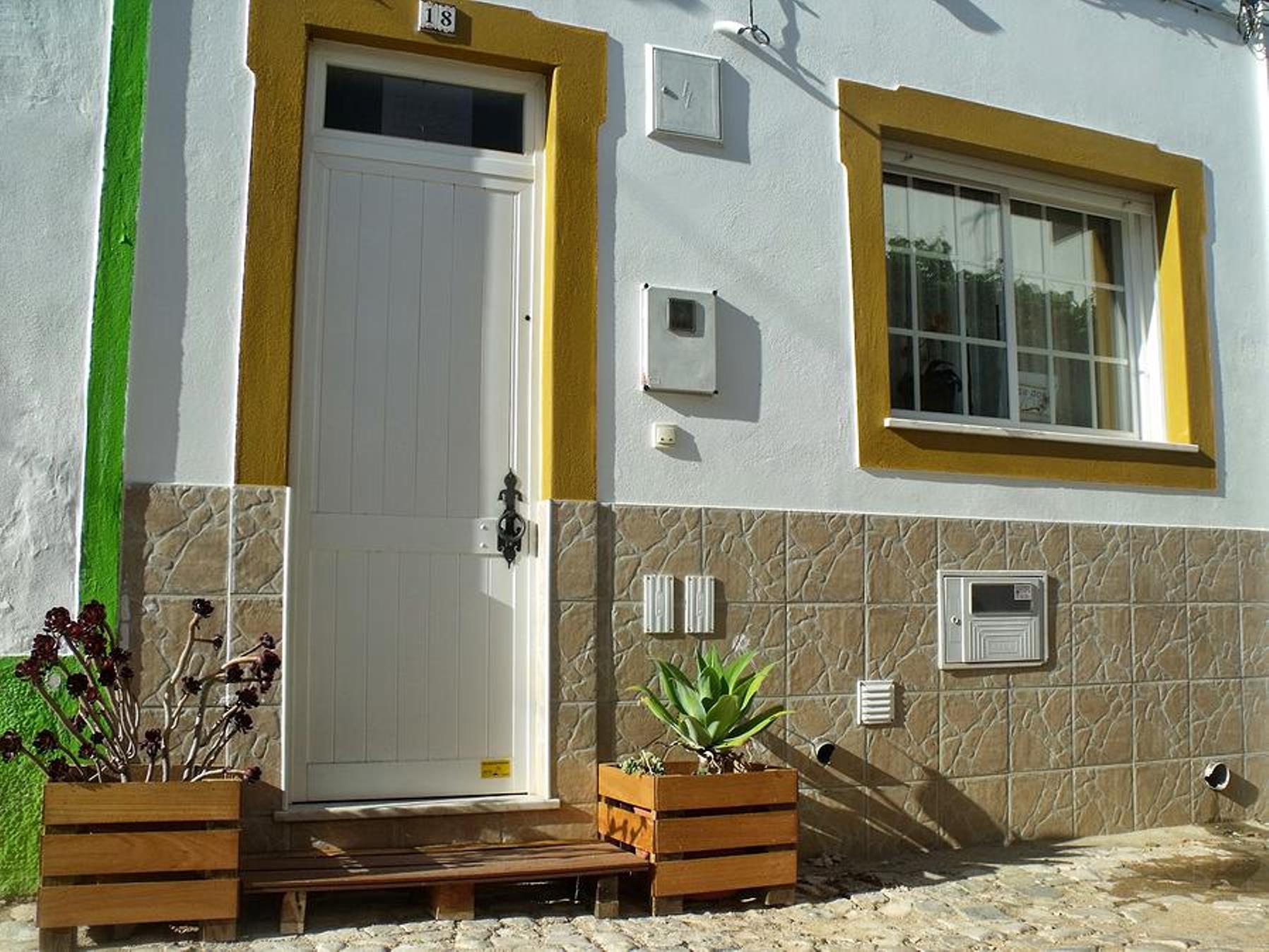 2 bedroom cottage in heart of charming village to rent