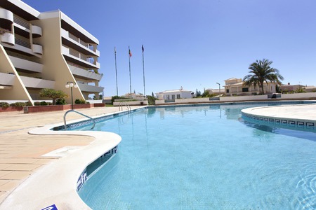 1-bedroom apartment with pool and sea view in Galé to rent
