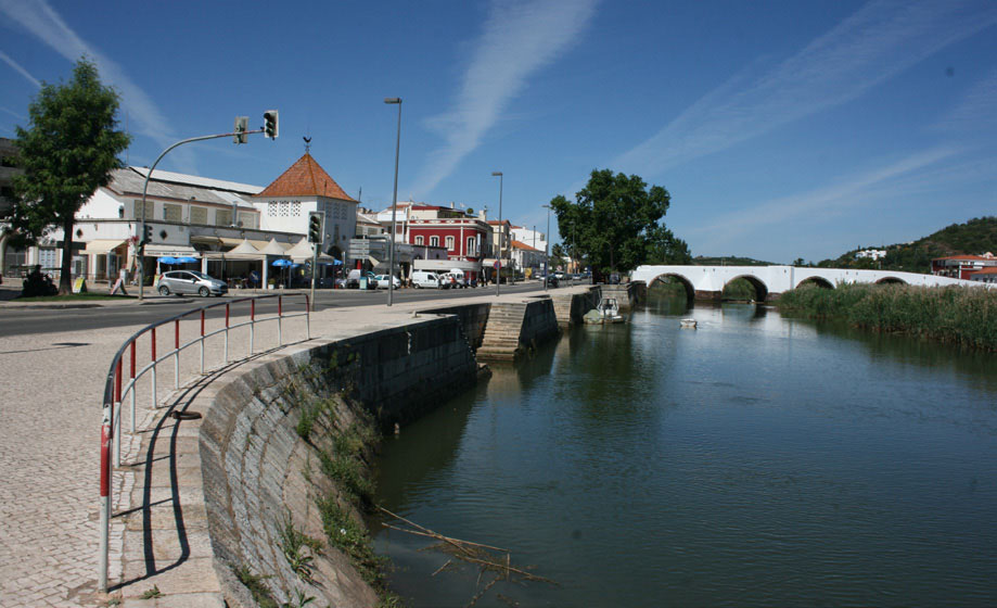 The River Arade glides through Silves town center Long-term rentals algarve senior living