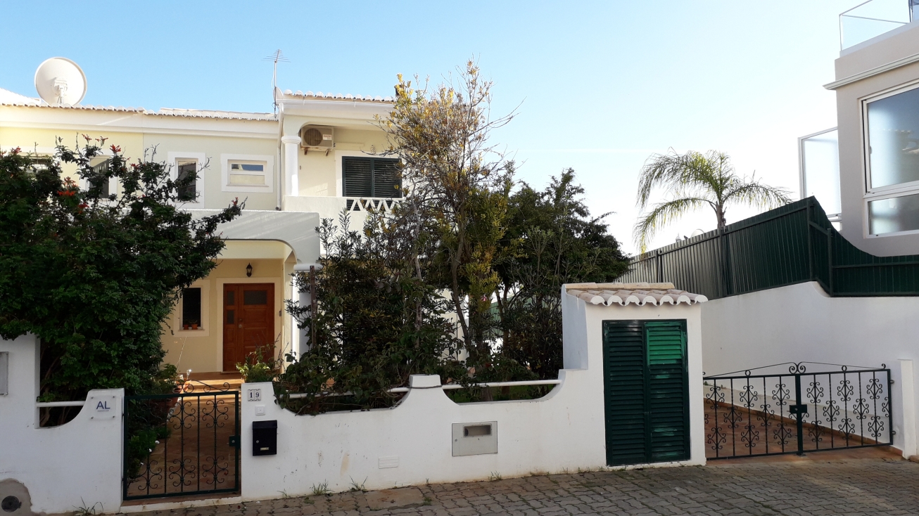 Contemporary 3-bedroom semi-detached townhouse to rent