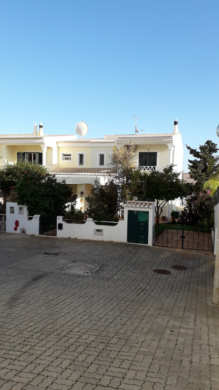 Contemporary 3-bedroom semi-detached townhouse to rent